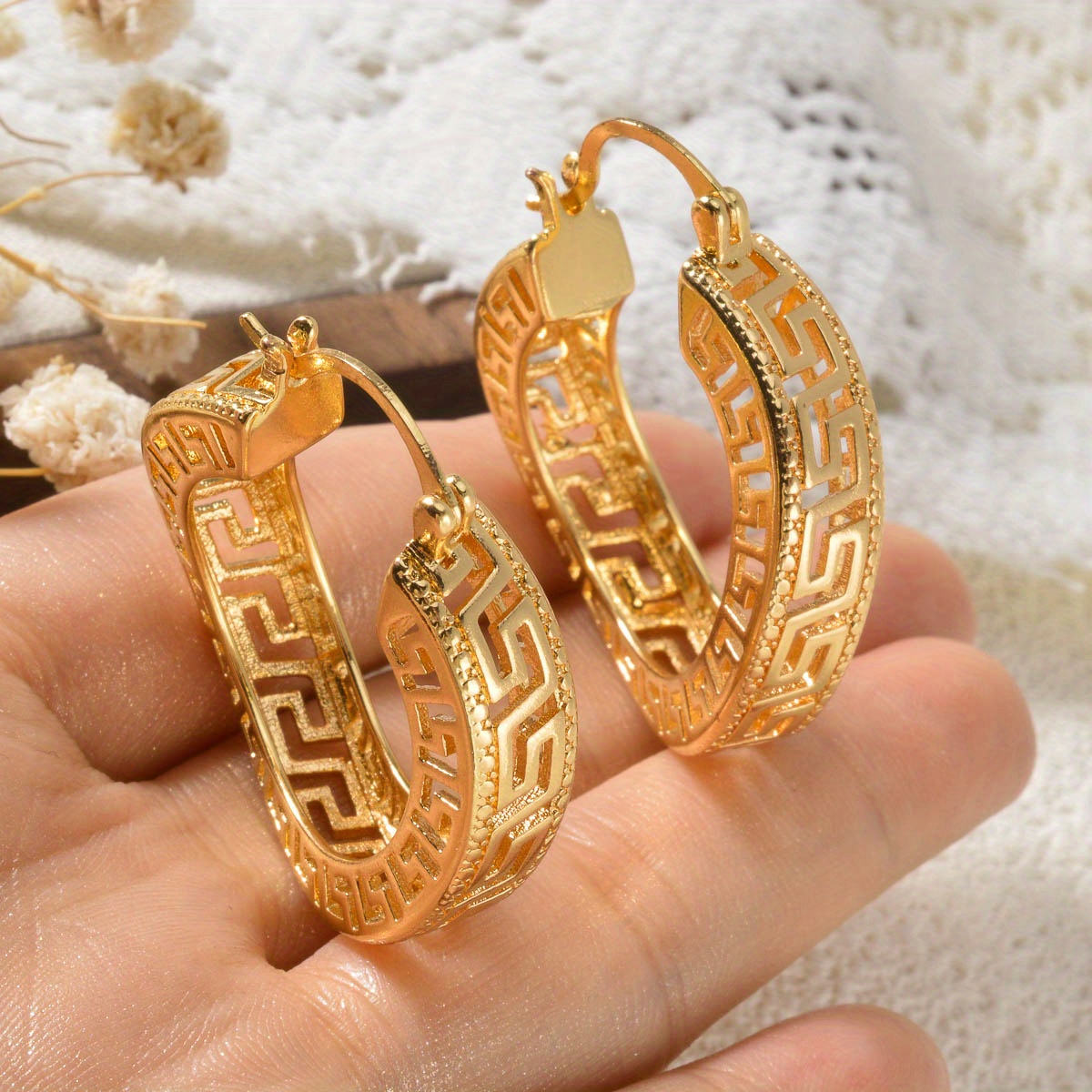 Women's 2pcs Vintage Cut-Out Hoop Earrings